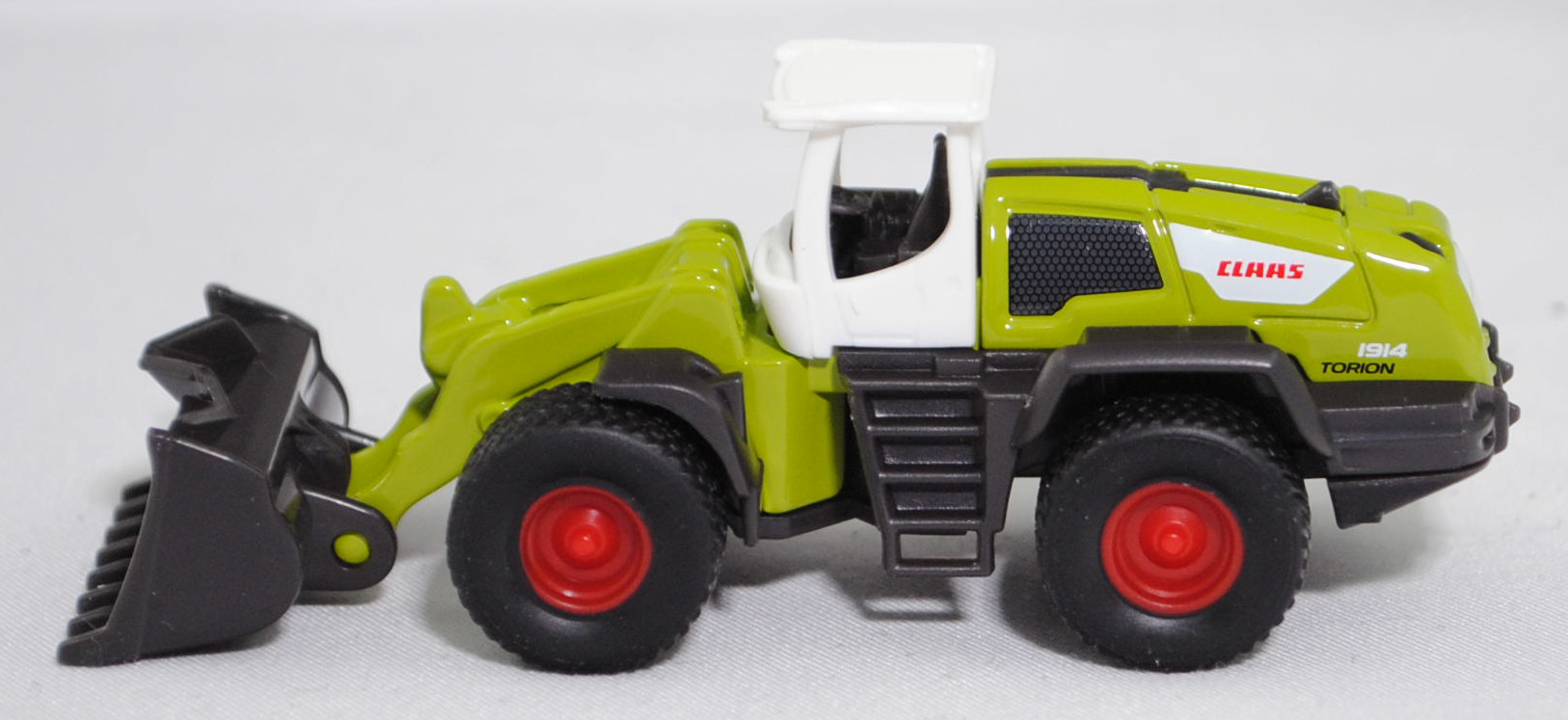 00001 CLAAS Radlader TORION 1914 mit Erdbauschaufel mit Aufreißzähnen (Modell 2017-), reinweiß/claasgrün, seitliche Motorbelüftung Teil der Karosserie, SIKU SUPER, 1:102, P29f