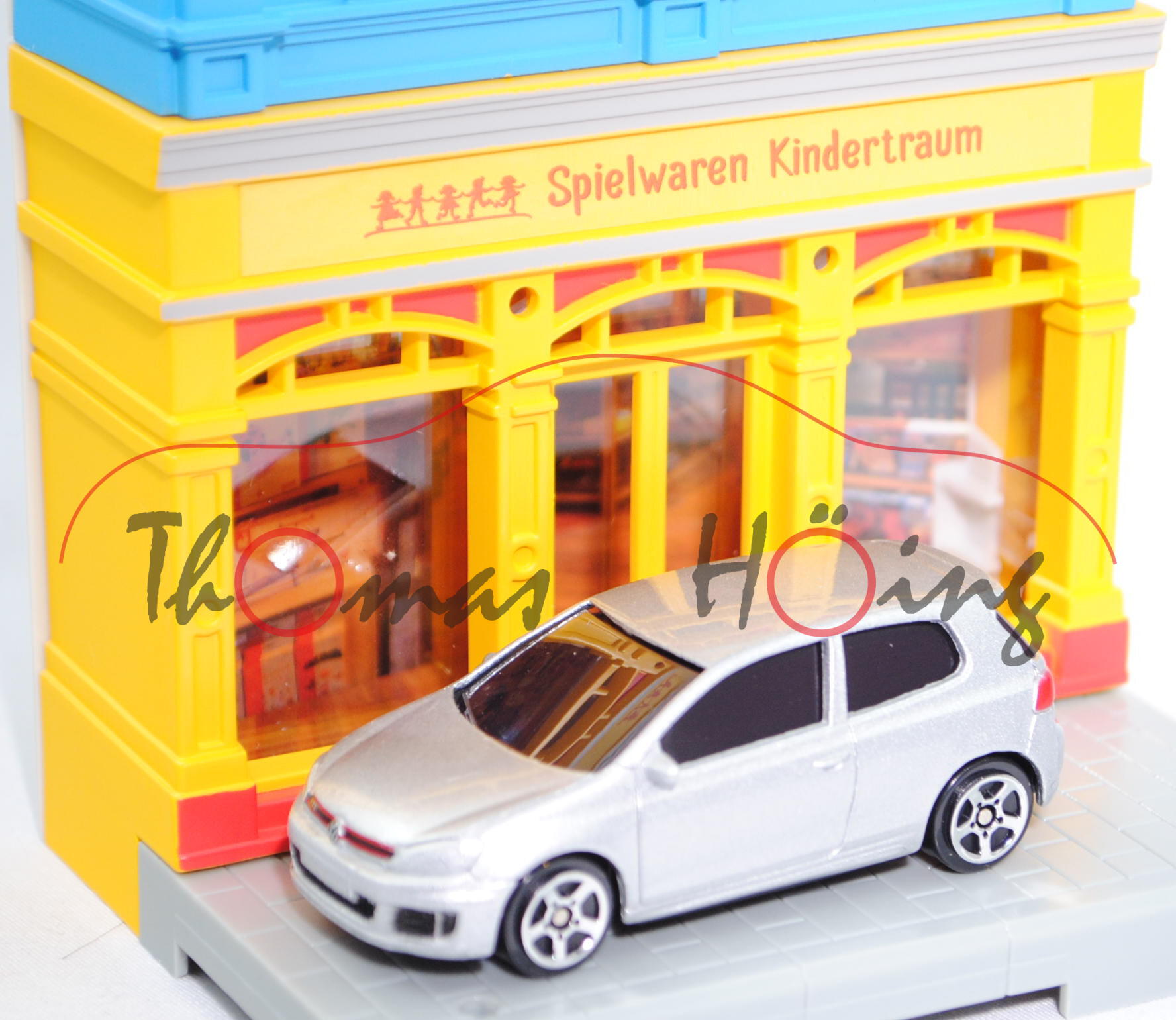 VW Golf VI GTI 2.0 TSI (Typ 1K, Mod. 09-12), silber, Gebäudesatz mit Spielwarengeschäft im EG, mb