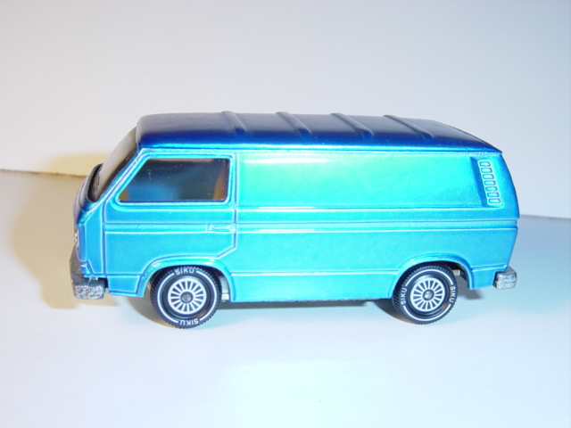 00005 VW Transporter 2,0 Liter (Typ T3, Modell 1979-1982), himmelblaumetallic, innen gelb, Lenkrad i