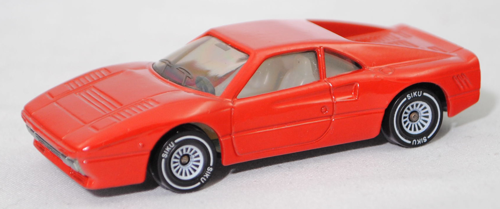 00000 Ferrari GTO (1. Generation, auch Ferrari 288 GTO genannt, F114, Modell 1984-1986), verkehrsrot (vgl. rosso corsa), innen klar (nicht reinweiß!!!), SIKU SUPER, 1:55, m