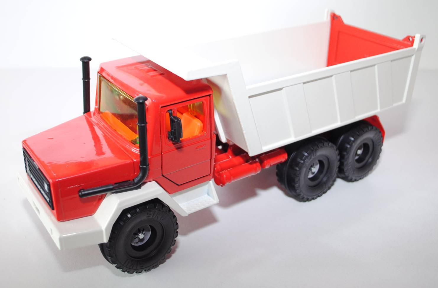 Magirus Deutz Kipper, verkehrsrot/reinweiß, eingesteckte separate Metall-Achse, 1:27, L9