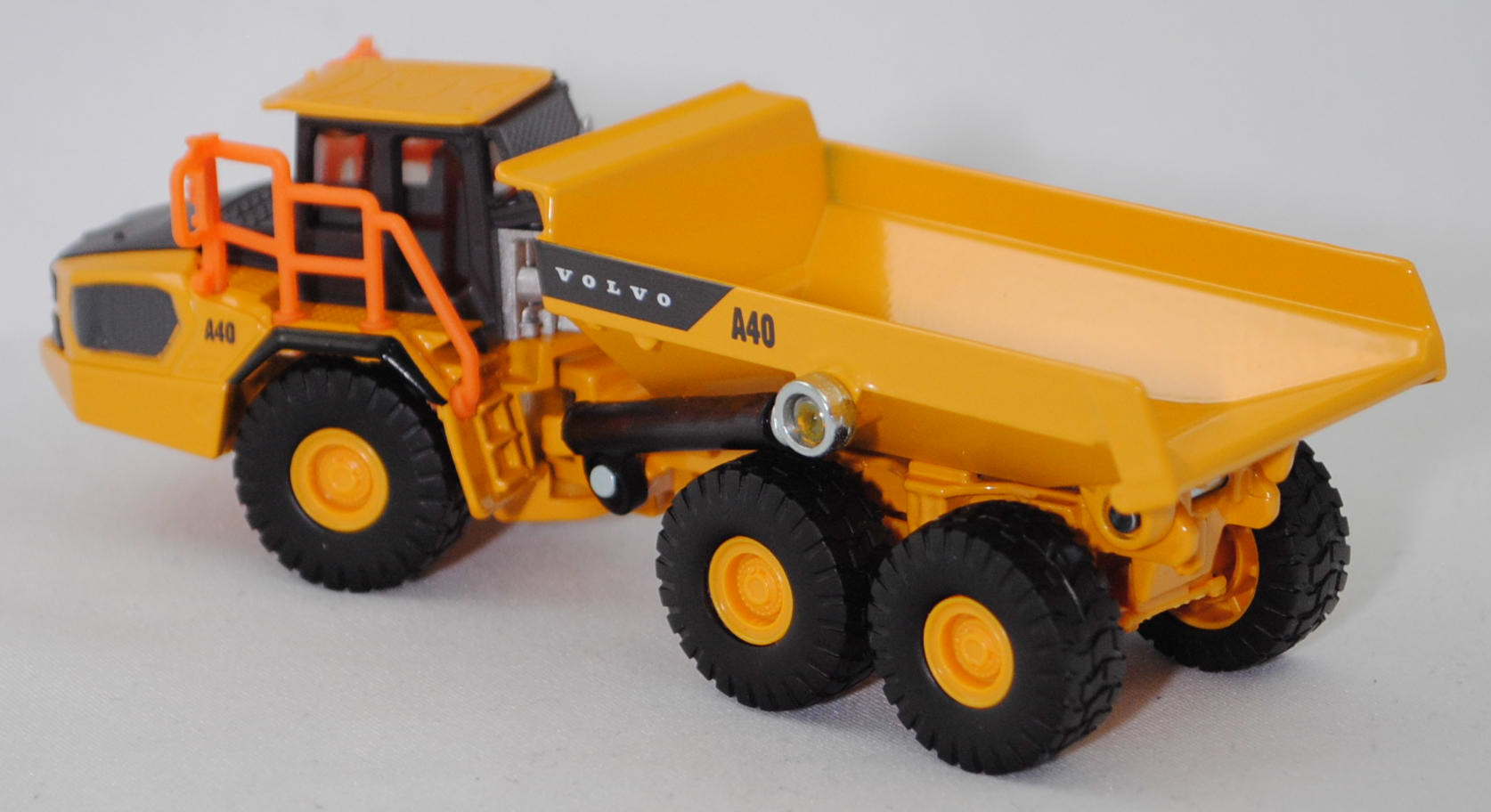 00000 Knickgelenkter Volvo-Dumper A40J 6x6 (10. Generation, Baureihe J-Serie, Modell 2025-), maisgelb/graphitgrau, innen graphitgrau, SIKU SUPER 1:87, L17mpK