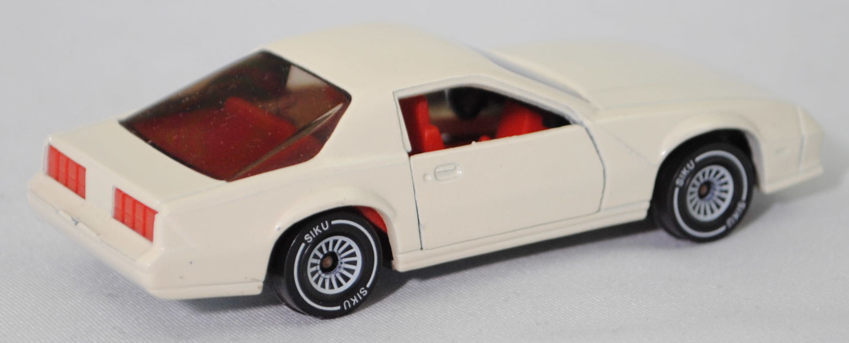 00001 Chevrolet Camaro Berlinetta 5.0L V8 (Modell 1982-1984), cremeweiß, Bpr. CAMARO Z 28, W-Germ, Chassis chrom, ohne CE-Zeichen, B4, SIKU SUPER, 1:59, m-