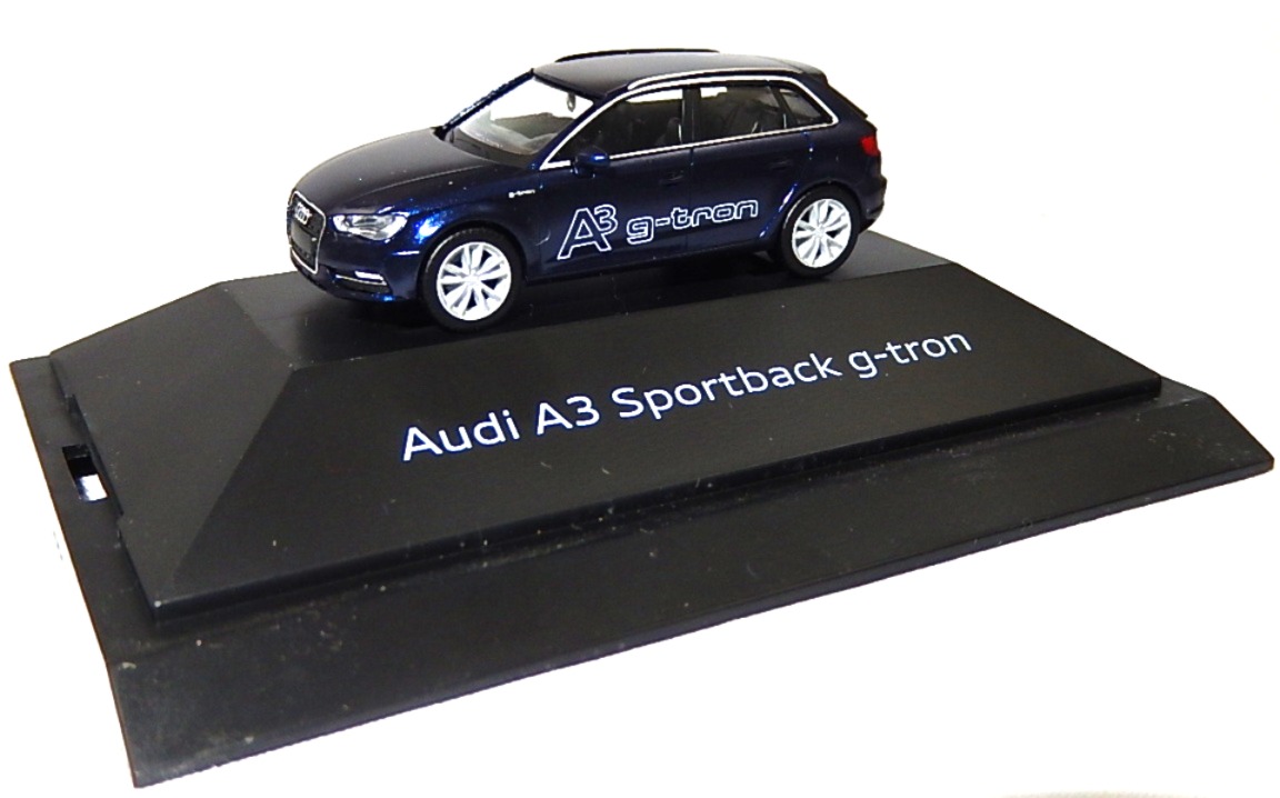 Audi A3 Sportback 1.4 TFSI g-tron Ambition (3. Generation, Typ 8VA, Modell 2014-2016), estorilblau kristall perleffekt (K0, Lacknummer LX5P), Herpa, 1:87, Werbeschachtel