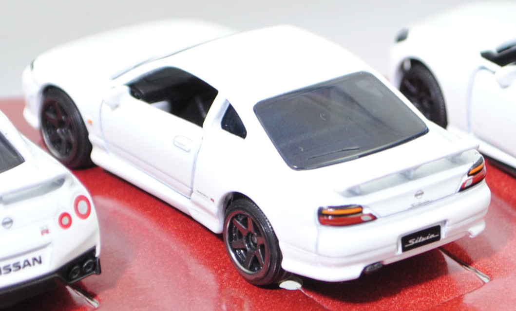 Giftpack Nissan: Nissan Skyline GT-R + Nissan Z Performance + NISSAN Silvia spec-R AERO + Nissan GT-R + NISSAN Cefiro 2.5 A31, reinweißmetallic, majorette, mb