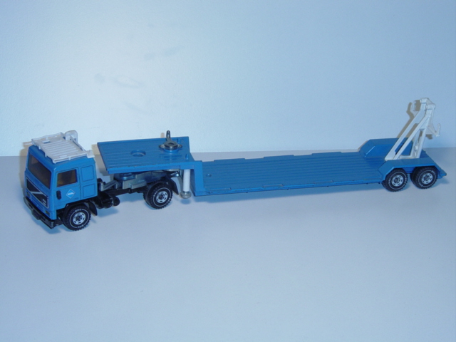 00008 Volvo F10 TURBO ARAL-Tankstellen-Bauzug, himmelblau/schwarz, innen gelb, LKW10, Leiter+Spiegel