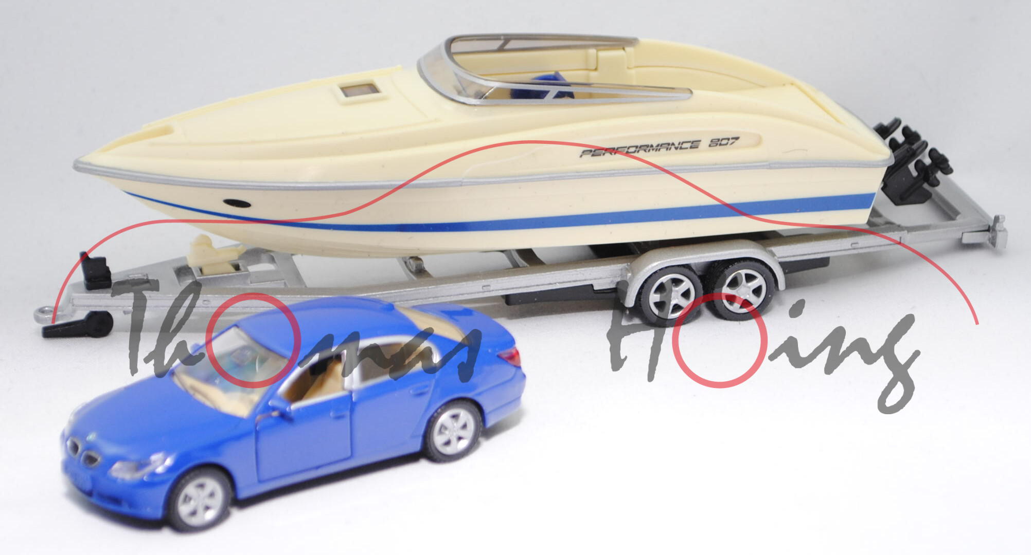 00000 BMW 545 i (Typ E60, Modell 03-07) mit Motorboot PERFORMANCE 807, blau/grünbeige, L17mK (m-)
