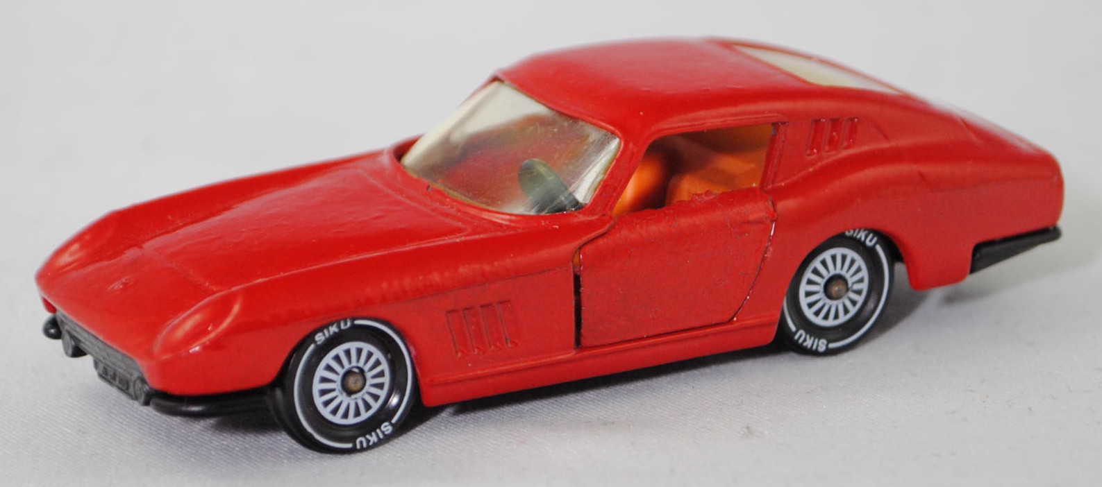 06400 HU Ferrari Berlinetta 275 GTB (Tipo 563, 2. Serie, Long Nose oder Lange Nase, Modell 1965-1966), karminrot, innen hell-rotorange, Chassis schwarz, SIKU Ungarn / Metchy, 1:56, m