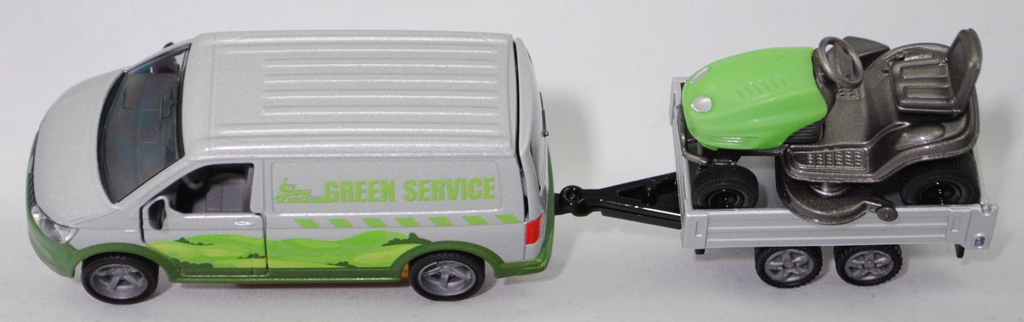 00000 VW T6 Transporter Kastenwagen 2.0 TSI (Modell 2015-2019) mit Tandem-Rückwärtskipper und Rasentraktor MTD YaRD-MaN, silber und grün/schwarz, SIKU SUPER 1:50, L17mpK