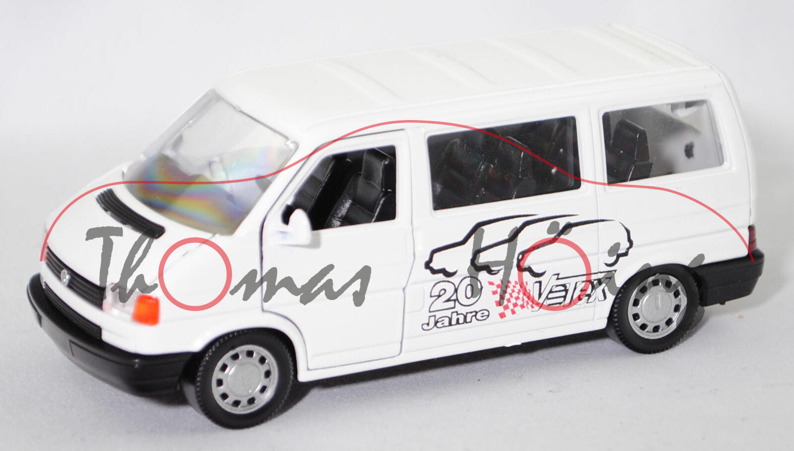 VW T4 Caravelle 2.5 (Typ 2 Transporter 4, Typ 7D, Modell 1990-1993), reinweiß (vgl. grauweiß, Farbcode LR902), 20 / Jahre / VOTEX, Schabak, 1:43, m (Limited Edition)