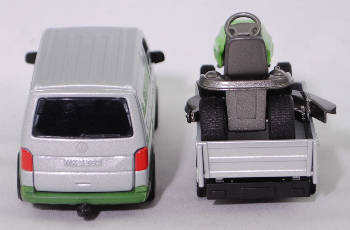 00000 VW T6 Transporter Kastenwagen 2.0 TSI (Modell 2015-2019) mit Tandem-Rückwärtskipper und Rasentraktor MTD YaRD-MaN, silber und grün/schwarz, SIKU SUPER 1:50, L17mpK