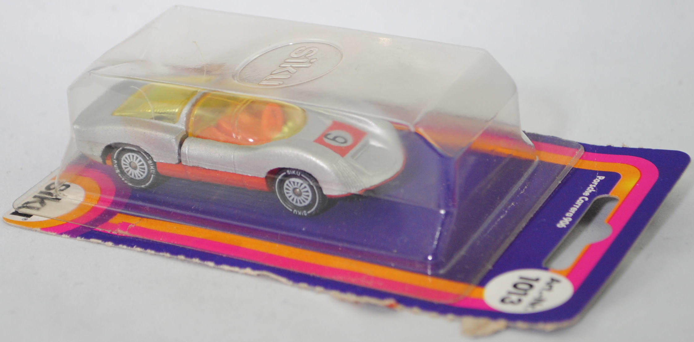 00006 Porsche 906 Carrera 6 (Typ Standard Coupé, Modell 1966-1966), silbergraumetallic/verkehrsrot, Nr. 6, Bpr. V 285 / 1013, W-Germ, Verglasung gelb, R11, SIKU SUPER, 1:59, P17 (Farbe) m-