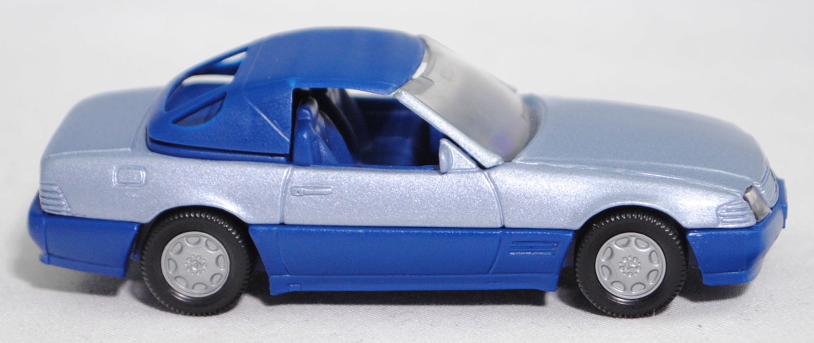 00005 Mercedes-Benz 500 SL mit Verdeck (Hardtop) (R 129, Modell 1989-1992), silberblaumetallic/saphirblau, Scheibe seitlich lackiert, Heckklappe mit Stern, Hong, B7, SIKU, 1:55, m