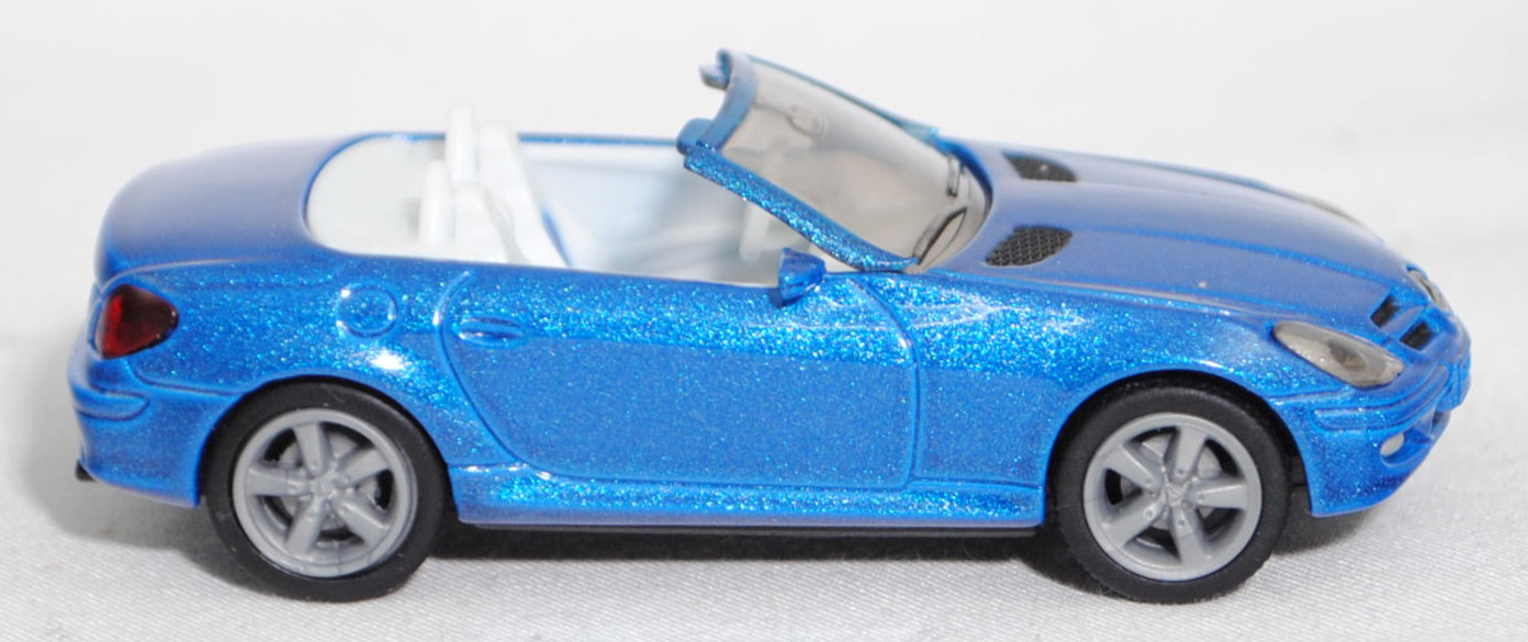 00008 Mercedes-Benz SLK 350 (interne Baureihenbezeichnung R 171, Vor-MoPf, Modell 2004-2008), verkehrsblaumetallic, innen weiß/blaumetallic, Bpr. 1002, SIKU SUPER, 1:55, m