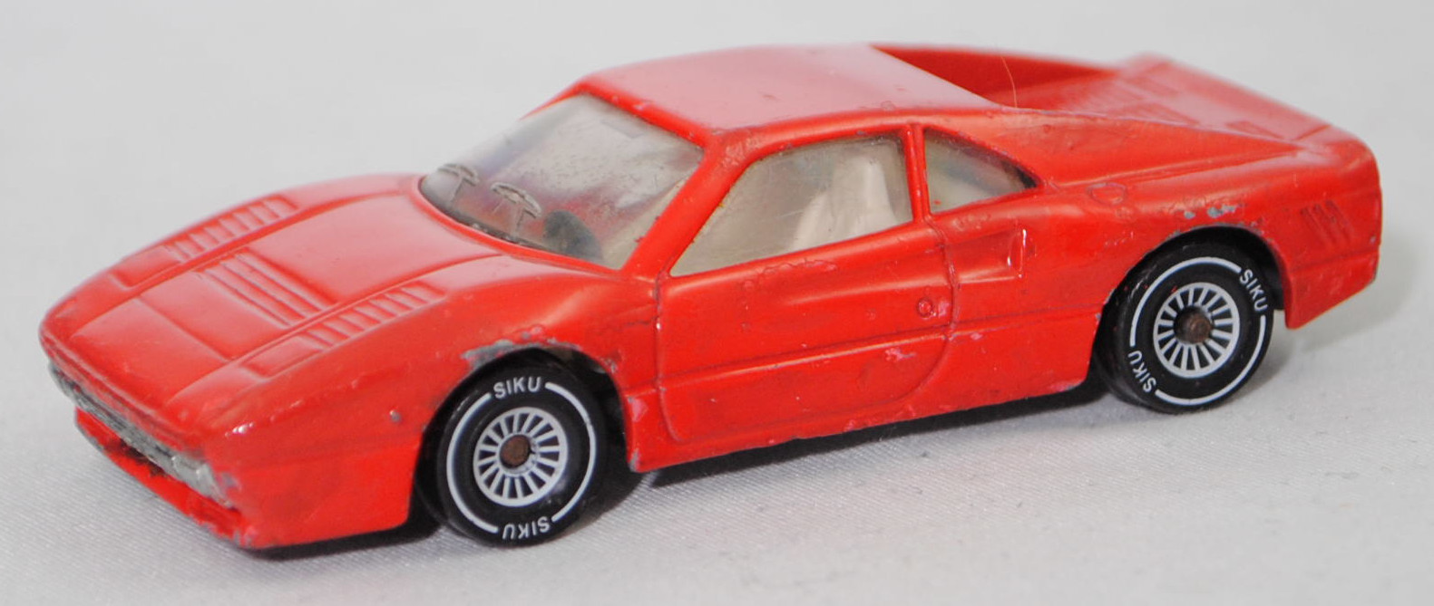 00001 Ferrari GTO (1. Generation, auch Ferrari 288 GTO genannt, F114, Modell 1984-1986), verkehrsrot, innen reinweiß, ohne CE-Zeichen, Verglasung klar, SIKU SUPER, 1:55, vsc (nachlackiert)