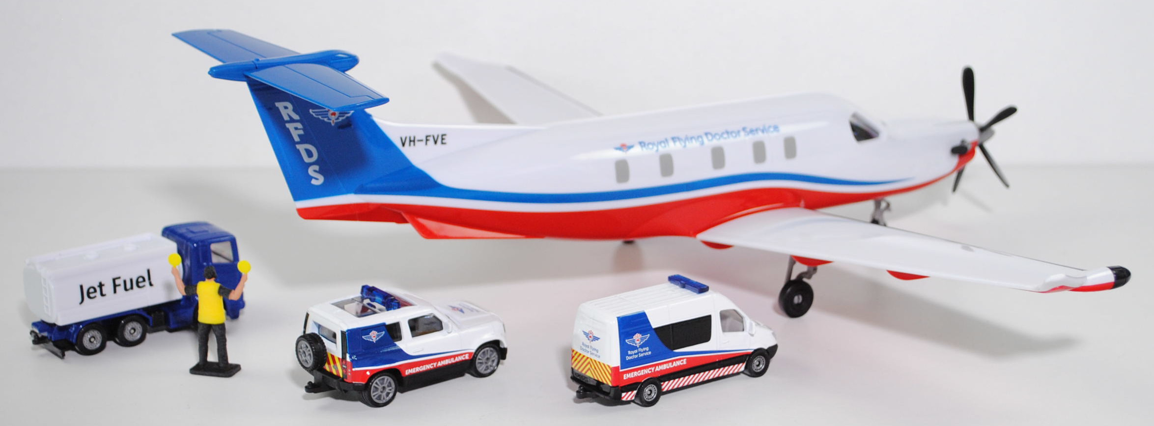 00000 Pilatus PC-12 PRO + Land Rover Defender 90 S Ambulance + Mercedes-Benz Sprinter II Ambulance + Scania R380 Tankwagen + Flight Line Marshaller, Royal Flying Doctor Service of Australia (RFDS),SIKU SUPER, L16nmpK