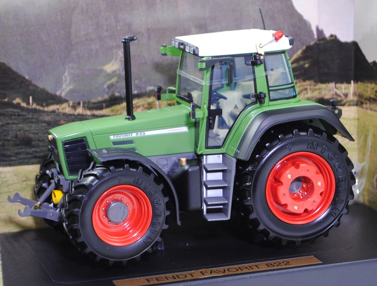 Fendt FAVORIT 822 (Vorfacelift, Ausführung 1993-1996), weiß/grün/schwarz/grau, NF TR 2024, weise-toys by HOLLAND OTO, 1:32, mb (21. TRAKTORADO 2024 Husum)