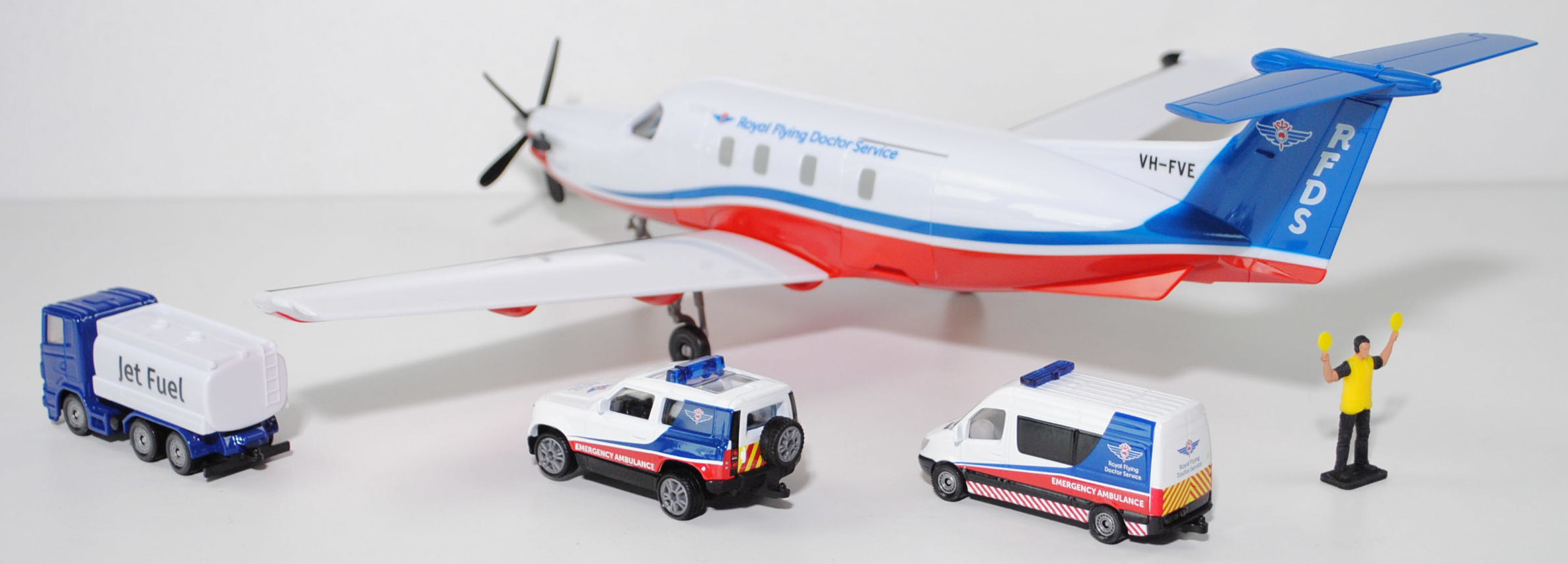 00000 Pilatus PC-12 PRO + Land Rover Defender 90 S Ambulance + Mercedes-Benz Sprinter II Ambulance + Scania R380 Tankwagen + Flight Line Marshaller, Royal Flying Doctor Service of Australia (RFDS),SIKU SUPER, L16nmpK