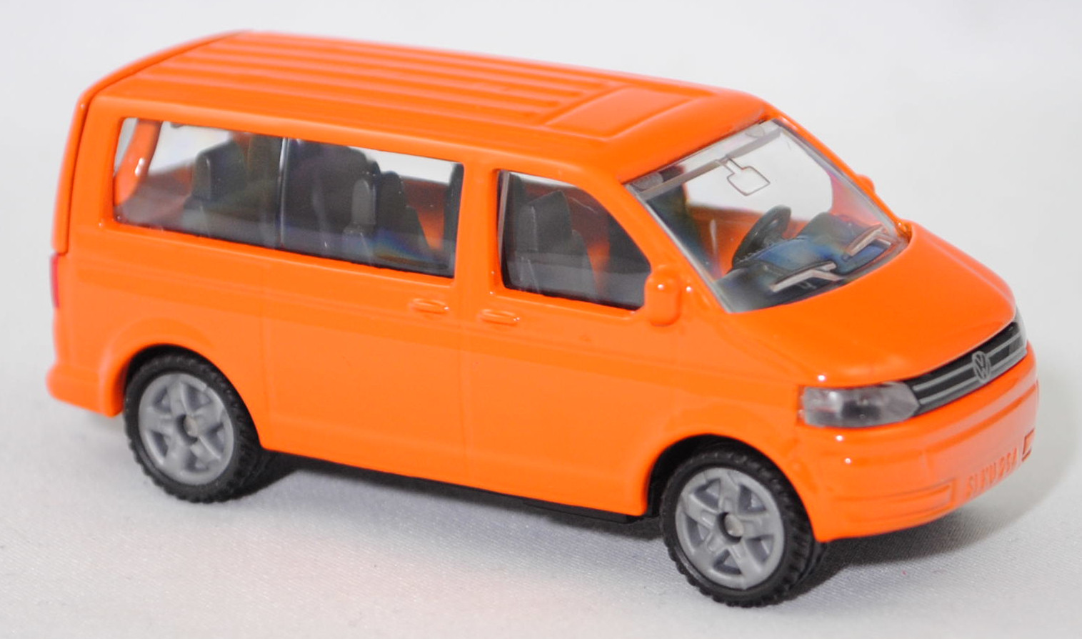 00025 VW T5 GP Multivan Highline 2.0 TDI (Modell 2009-2015) mit Aufkleber, hell-verkehrsorange, Heckklappe mit 2 Aussparungen unten, SIKU SUPER, 1:61, P29f