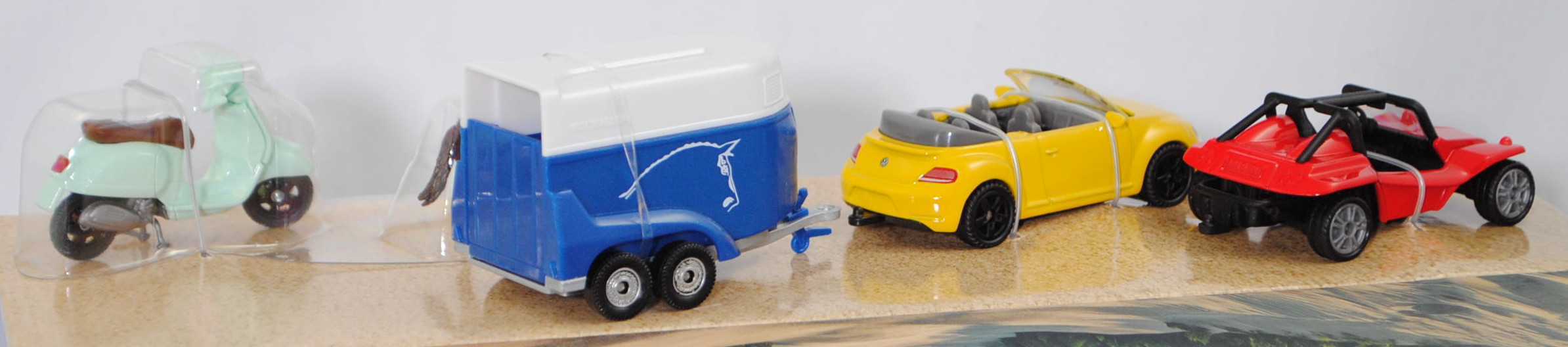 00000 Geschenkbox Happy Style Set: Hazard-Buggy / HAZ-Buggy + VW The Beetle Cabriolet 1.2 TSI + BÖCKMANN TOP MASTER Pferdeanhänger + Vespa 125 GTS Super, SIKU SUPER, mb (Limited)