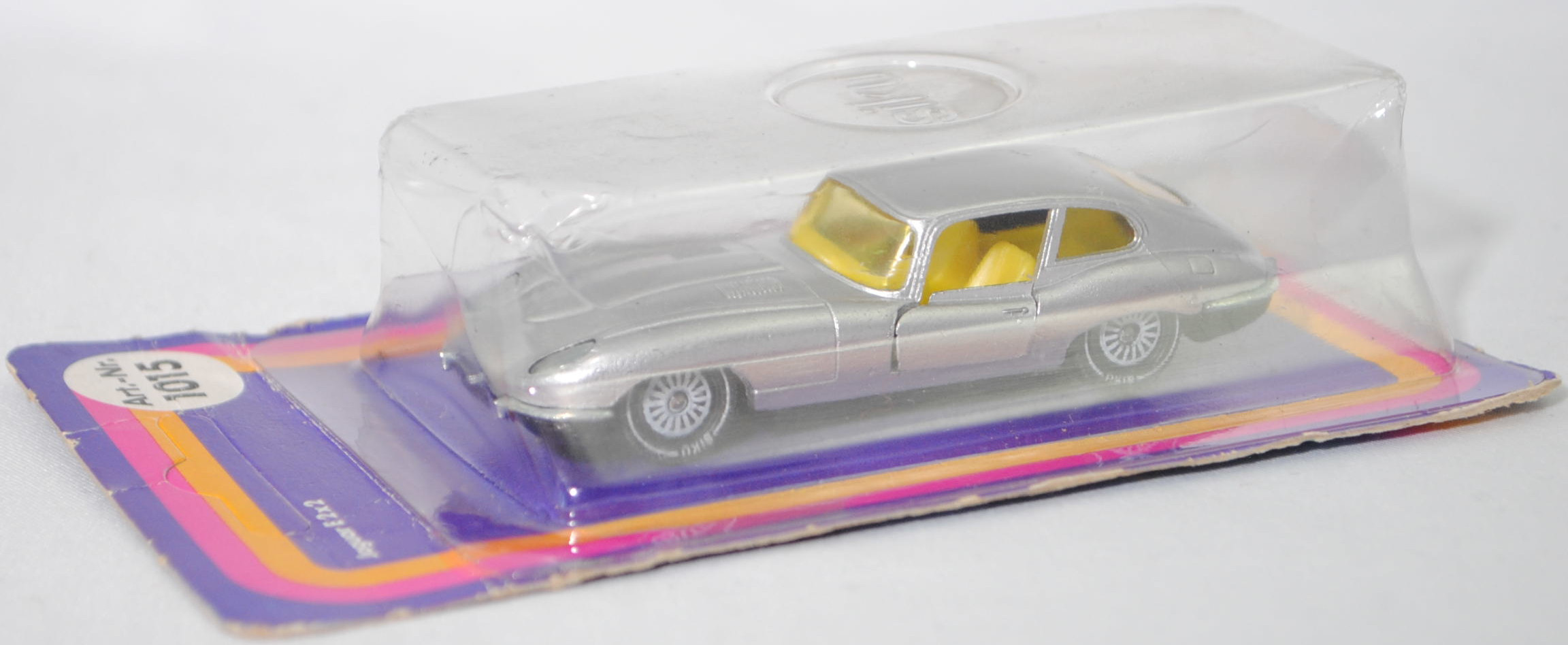 00006 Jaguar E-Type 2+2 SI Coupé 4.2 Liter (Serie 1, Typ 2+2-Sitzer Coupé, Modell 1966-1967), silber, innen gelb, W-Germ, Verglasung gelb, R11 gerillt, SIKU SUPER, 1:61, P17 (Farbe)