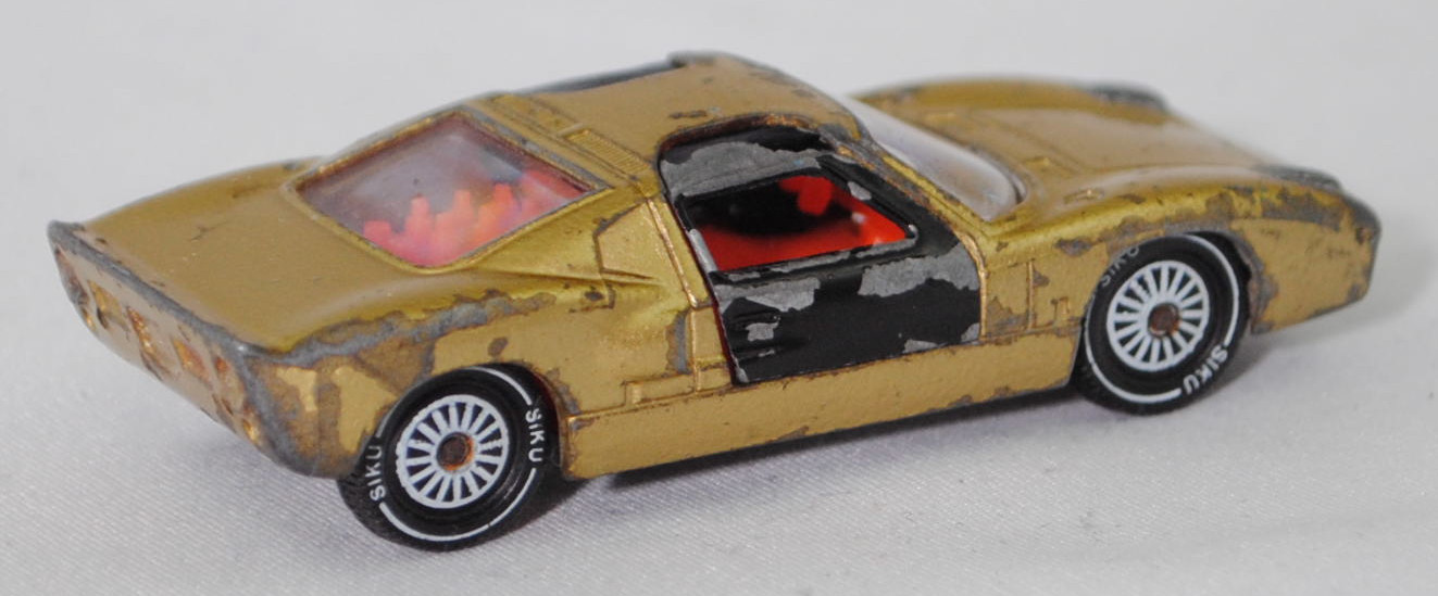 00005 Ford GT40 (Mk I bzw. Mark 1, Modell 1965-1967), Karosserie goldmetallic, Türen schwarz, Bpr. V 296 / W-Germ, Verglasung klar, R11 gerillt, SIKU SUPER, 1:57, vsc
