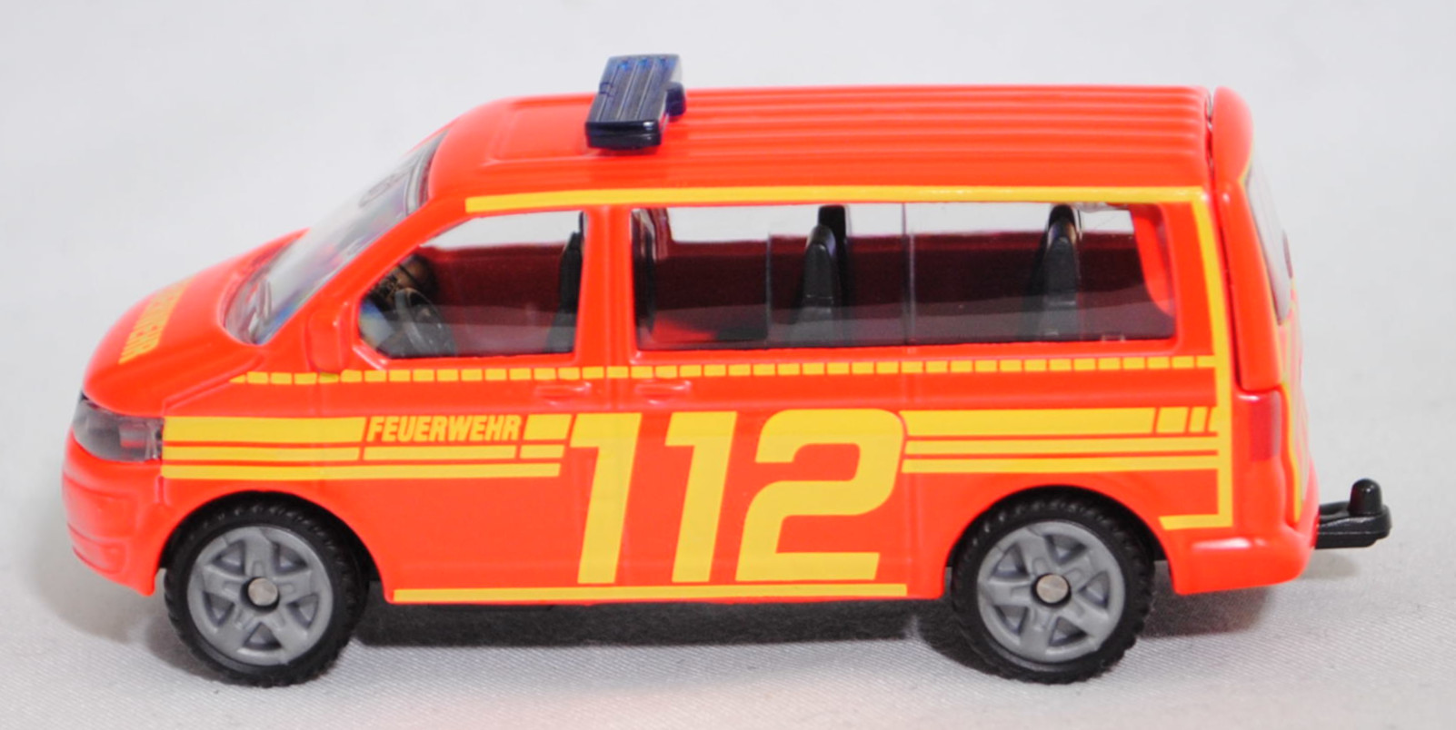00000 VW T5 GP Multivan Highline 2.0 TDI (5. Generation, Typ 7E, Modell 2009-2015) Feuerwehr Einsatzleitung, hell-leuchtrot, FEUERWEHR 112, SIKU SUPER, 1:61, P29f