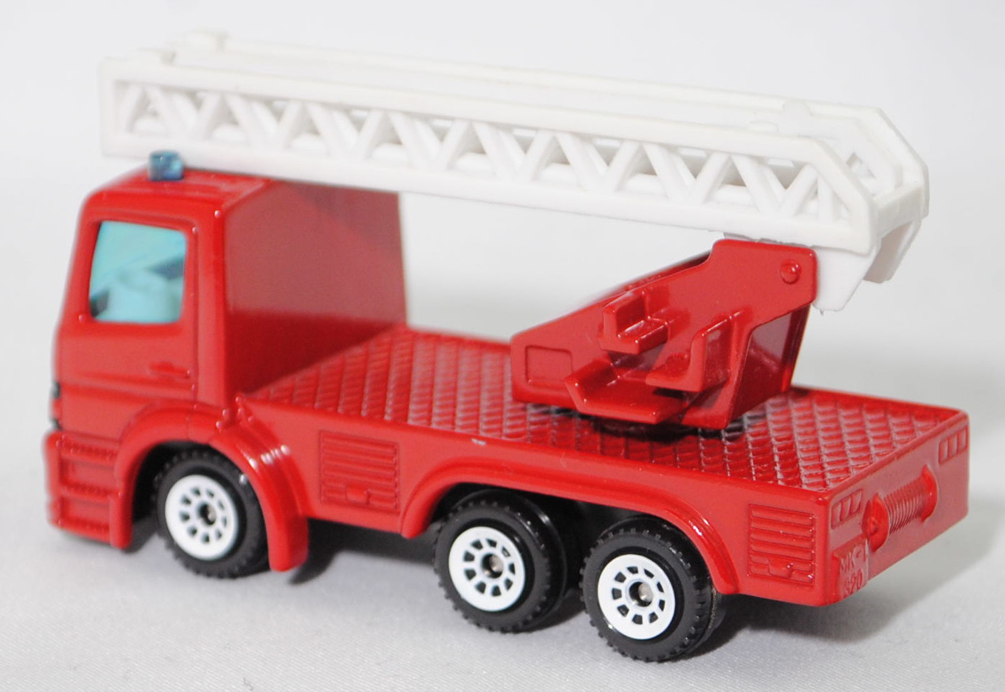 00002 Metz Hubrettungsfahrzeug DL 23-12 S auf Fahrgestell Mercedes-Benz Atego (Modell 1998-2004) (Feuerwehr-Drehleiter), signalrot, C1 weiß, SIKU SUPER, 1:80, m