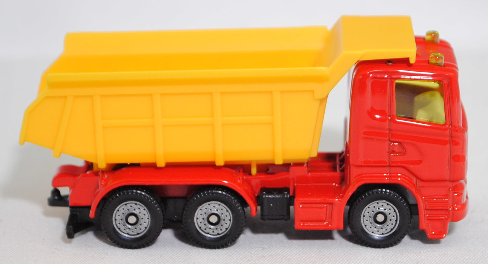 00001 Scania R380 (Baureihe R, Typ CR16, Day cab, Modell 2007-2009) LKW mit Kippmulde, verkehrsrot/verkehrsgelb, U-Bügels links, C36, SIKU SUPER, 1:89, P29f