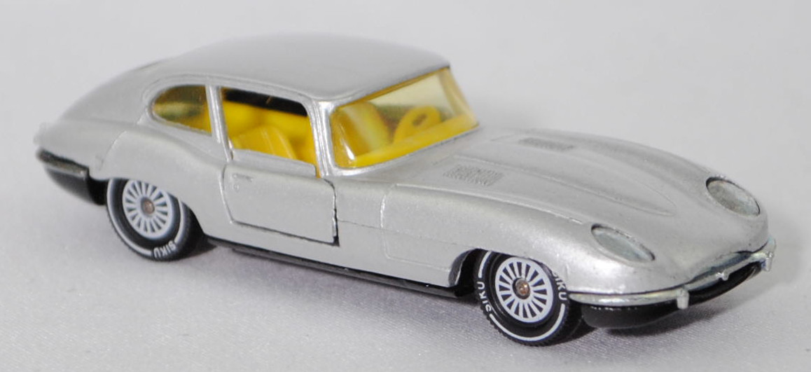 00006 Jaguar E-Type 2+2 SI Coupé 4.2 Liter (Serie 1, Typ 2+2-Sitzer Coupé, Modell 1966-1967), silber, innen gelb, W-Germ, Verglasung gelb, R11 gerillt, SIKU SUPER, 1:61, m