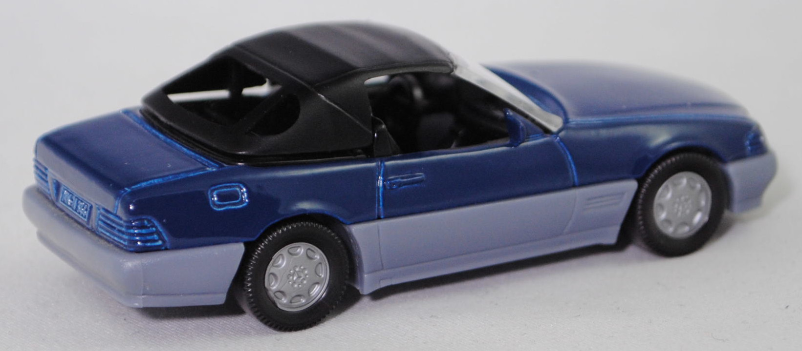 00002 Mercedes-Benz 500 SL mit Verdeck (Hardtop) (R 129, Modell 1989-1992), saphirblau/fehgrau, Scheibe seitlich unlackiert, Heckklappe ohne Stern, Germ, B7, SIKU, 1:55, m
