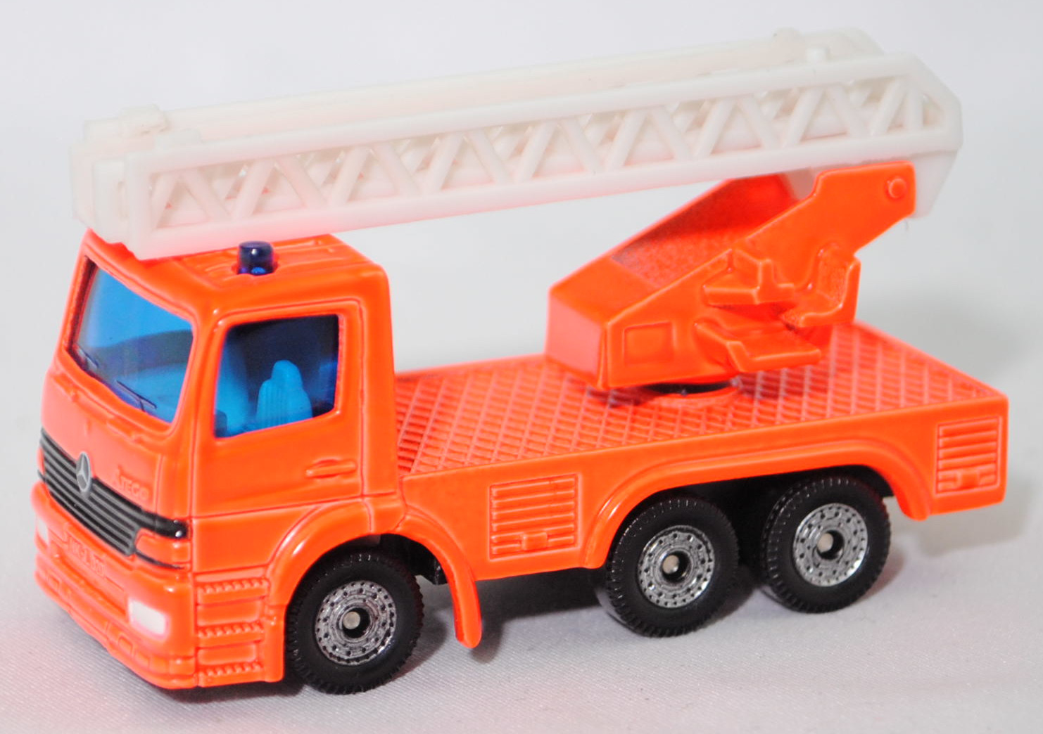 00008 Metz Hubrettungsfahrzeug DL 23-12 S auf Fahrgestell Mercedes-Benz Atego (Modell 1998-2004) (Feuerwehr-Drehleiter), leuchtorange, Bpr. 1015 / 1019, C36, SIKU SUPER, 1:80, m
