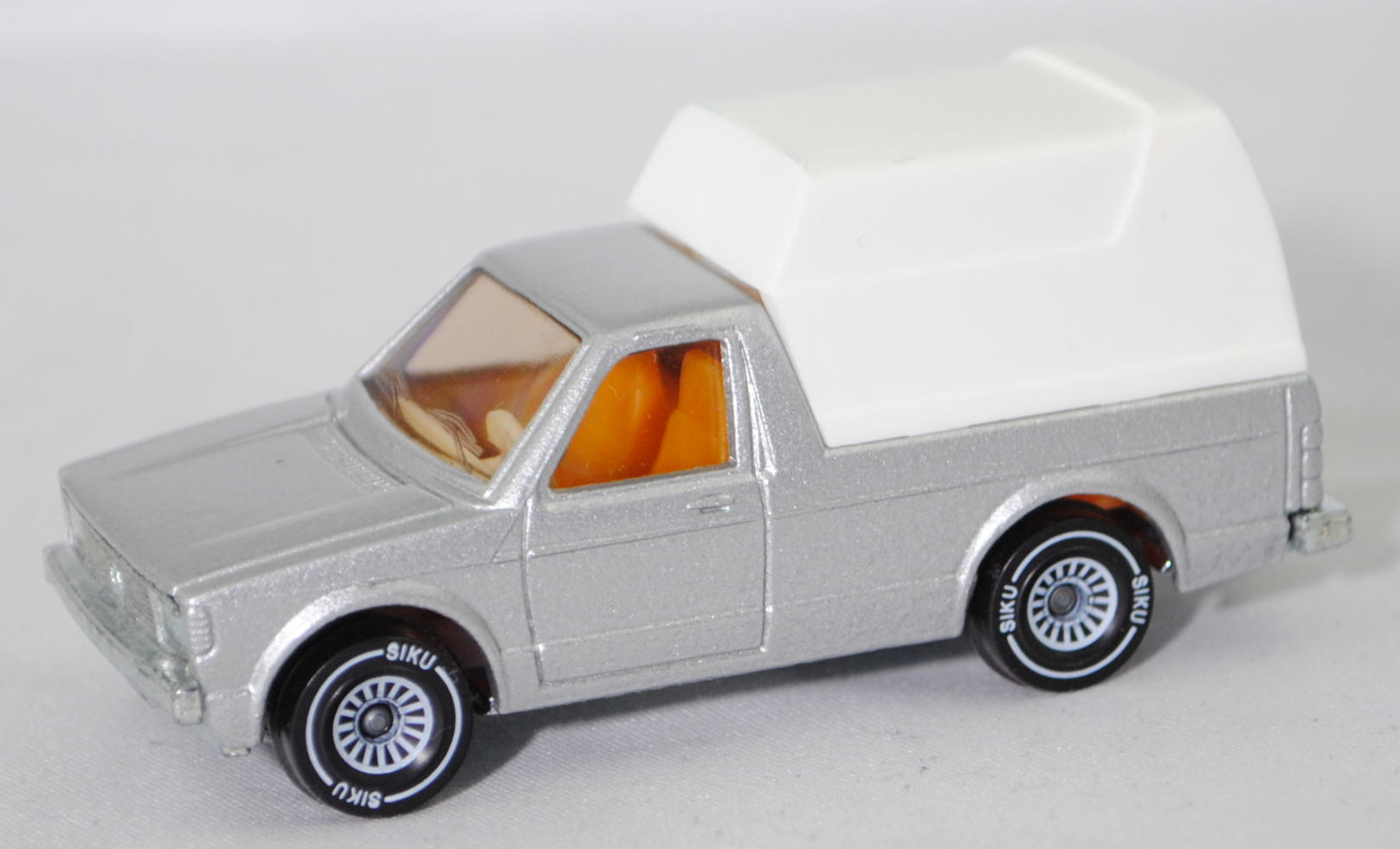 00001 VW Pickup Truck LX (vgl. VW Caddy I) (14D, Typ 147, Mod. 81-83) mit Kastenaufbau, silber, VOLKSWAGEN in signalrot auf Heckklappe, ohne Loch in der Bpl., SIKU, 1:58, m