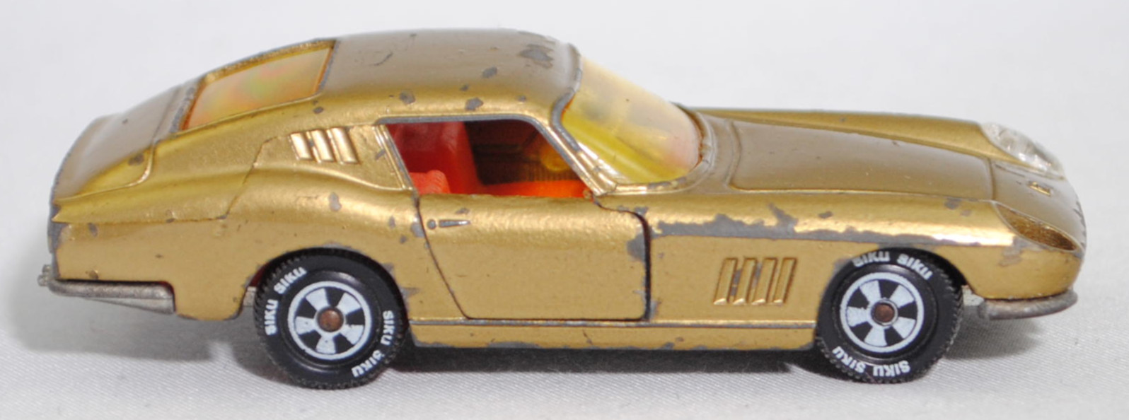 00002 Ferrari Berlinetta 275 GTB (Tipo 563, 2. Serie, Long Nose / Lange Nase, Modell 1965-1966), goldmetallic, transparente Frontscheinwerfer, Bpr. V 269, Germ, R10 reinweiß, SIKU SUPER, 1:56, vsc, Bpr. V 269, Germ, R10 reinwei