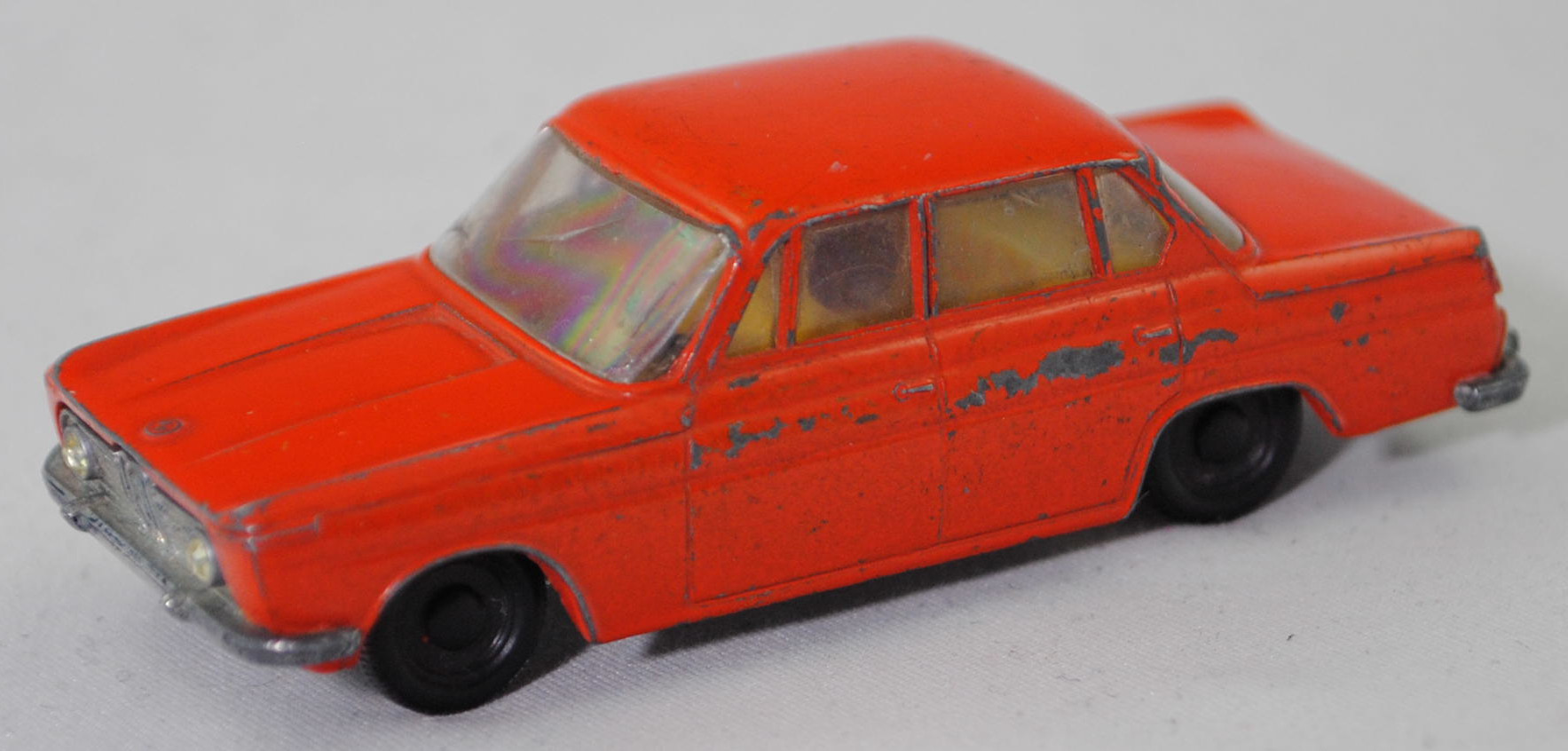 00003 BMW 1500 (Neue Klasse Stufenhecklimousine, Typ 115, Modell 1962-1964), dunkel-reinorange, innen zinkgelb, Stoßstangenecken 4 mm lang, SIKU, 1:60, vsc