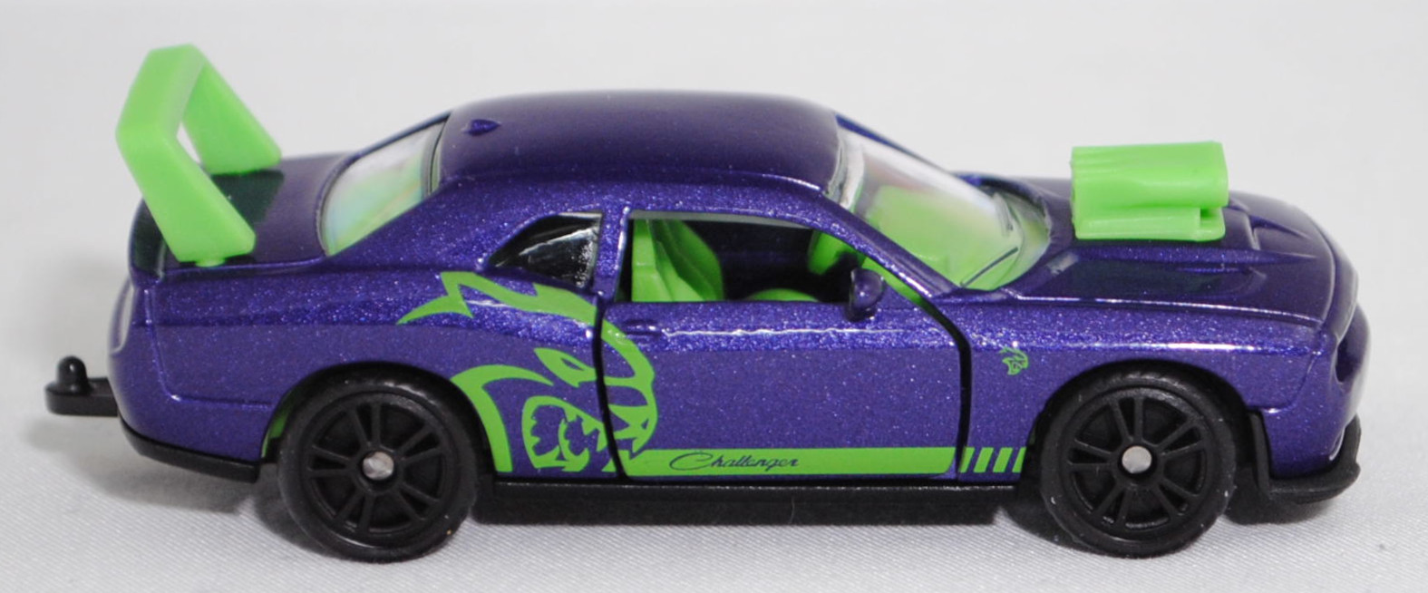00000 Dodge Challenger SRT Hellcat (3. Generation, Facelift 2014, Modell 2014-2018) Custom, blauviolettmetallic (plum crazy pearlcoat), SIKU SUPER, 1:63, P29f