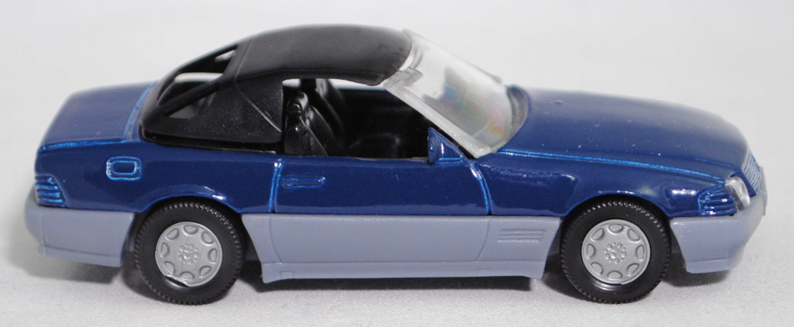 00002 Mercedes-Benz 500 SL mit Verdeck (Hardtop) (R 129, Modell 1989-1992), saphirblau/fehgrau, Scheibe seitlich unlackiert, Heckklappe ohne Stern, Germ, B7, SIKU, 1:55, m