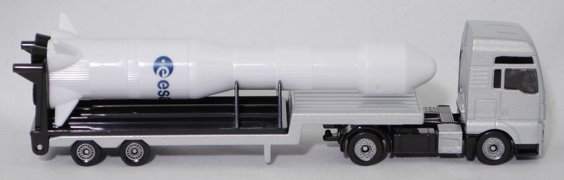 00000 MAN TGX 18.580 D38 XXL (Modell 2017-2019) Sattelzugmaschine und Sattelauflieger mit Rakete (Modell 22.01.1990 - 03.12.1999), silbergraumetallic, esa, SIKU SUPER 1:87, L17mpK