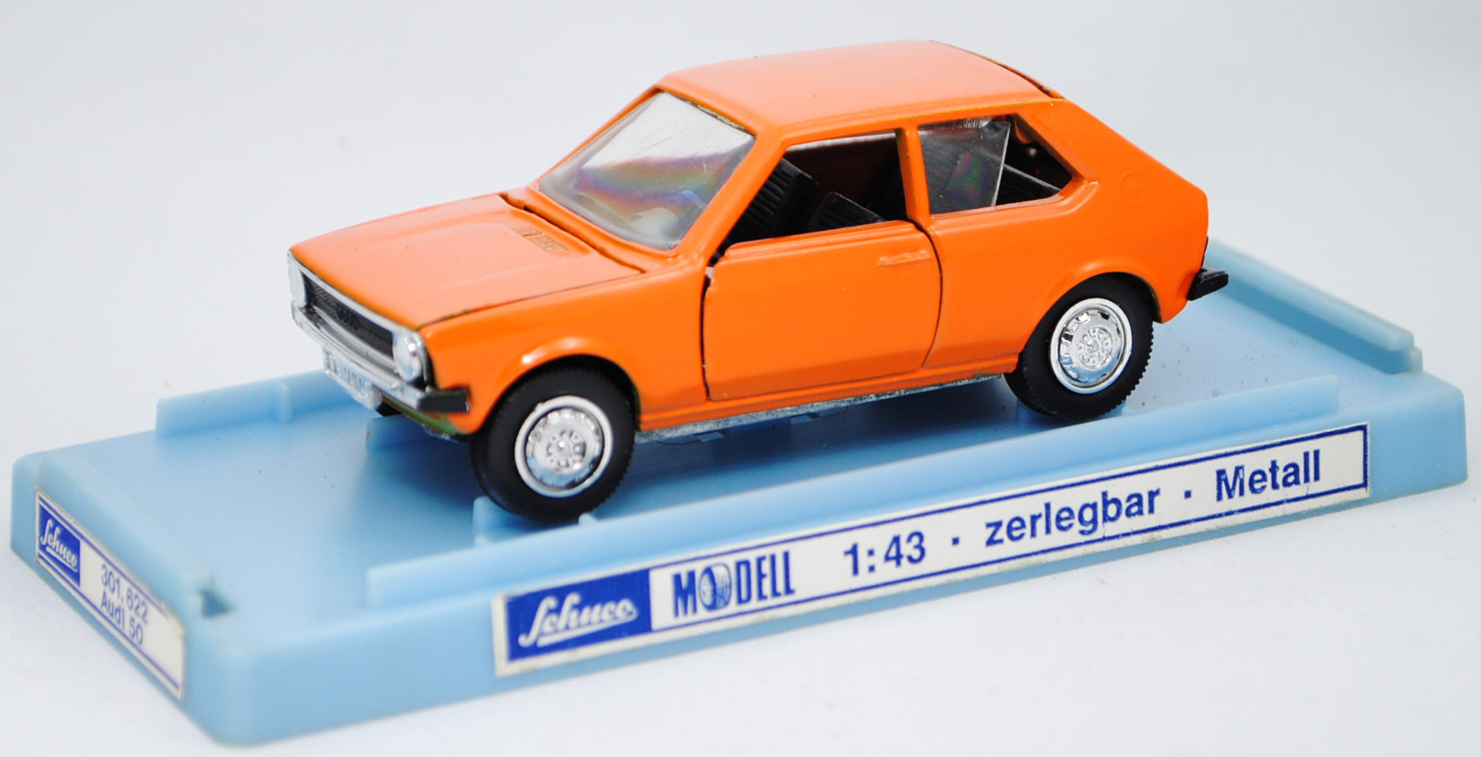 Audi 50 GL (Typ 86, Modell 1974-1978), hellrotorange, Verglasung hinten links beschädigt, Schuco, 1: