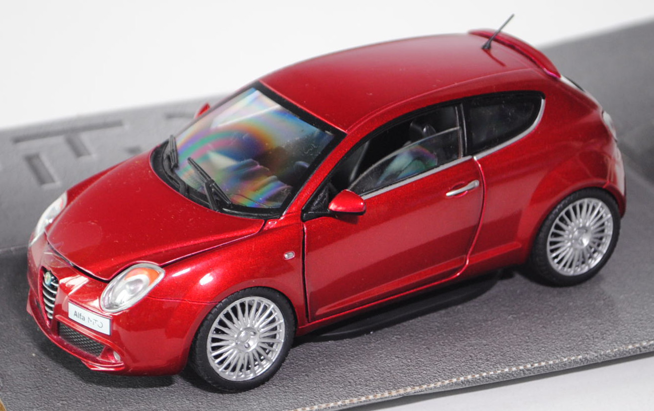 Alfa Romeo MiTo (Typ ZAR 955), Modell 2008-2013, hell-rubinrotmetallic, Türen + Motorhaube zu öffnen