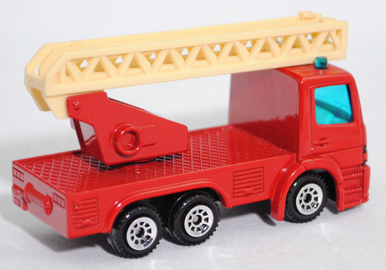 00004 Metz Hubrettungsfahrzeug DL 23-12 S auf Fahrgestell Mercedes-Benz Atego (Modell 1998-2004) (Feuerwehr-Drehleiter), signalrot, Leiter cremeweiß, C1 chrom, SIKU SUPER, 1:80, m