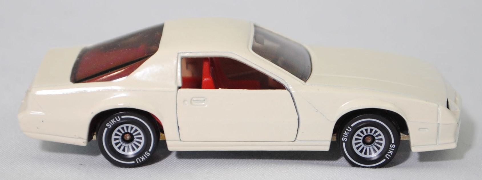 00001 Chevrolet Camaro Berlinetta 5.0L V8 (Modell 1982-1984), cremeweiß, Bpr. CAMARO Z 28, W-Germ, Chassis chrom, ohne CE-Zeichen, B4, SIKU SUPER, 1:59, m-
