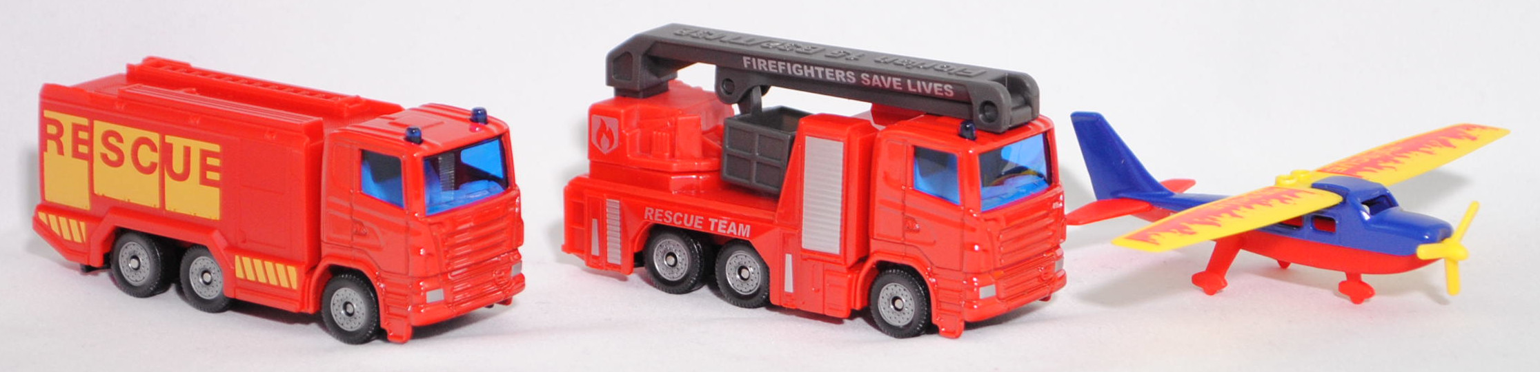 00002 Geschenkset Feuerwehr: Scania R380 Tanklöschfahrzeug + Rosenbauer Hubrettungsbühne auf Scania R380 Fahrgestell + Sportflugzeug + Zubehör, SIKU SUPER, P33R
