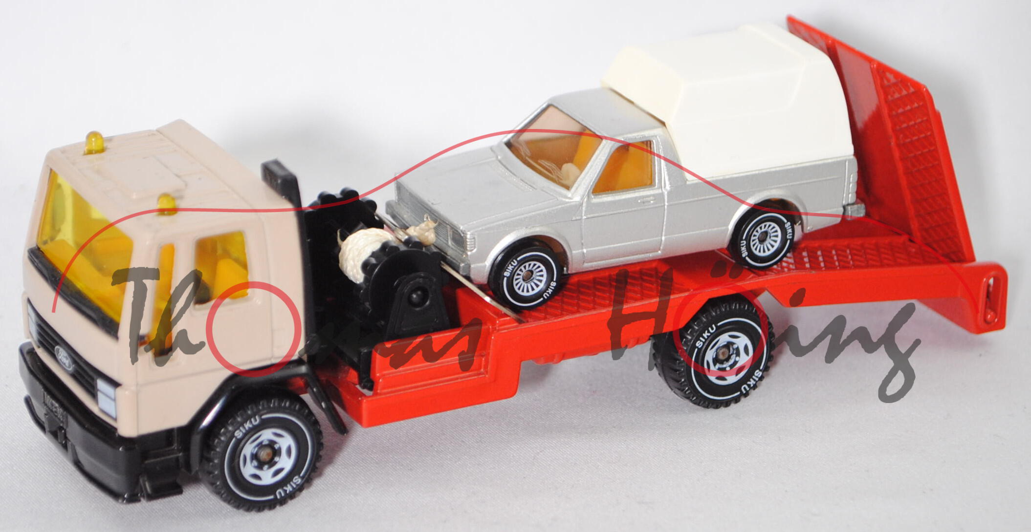 00002 Ford Cargo 0811 Abschleppwagen mit PKW, grau, 1 Spiegel weg; Ladegut: VW Pickup Truck, silber