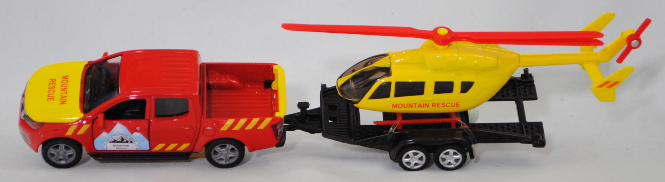 00000 NISSAN NAVARA Double Cab 4x4 (Modell 2014-2020) mit Autotransporter und Eurocopter EC 145 (Modell 2002-2014), rot/gelb, MOUNTAIN / RESCUE, SIKU SUPER 1:50, L17mpK
