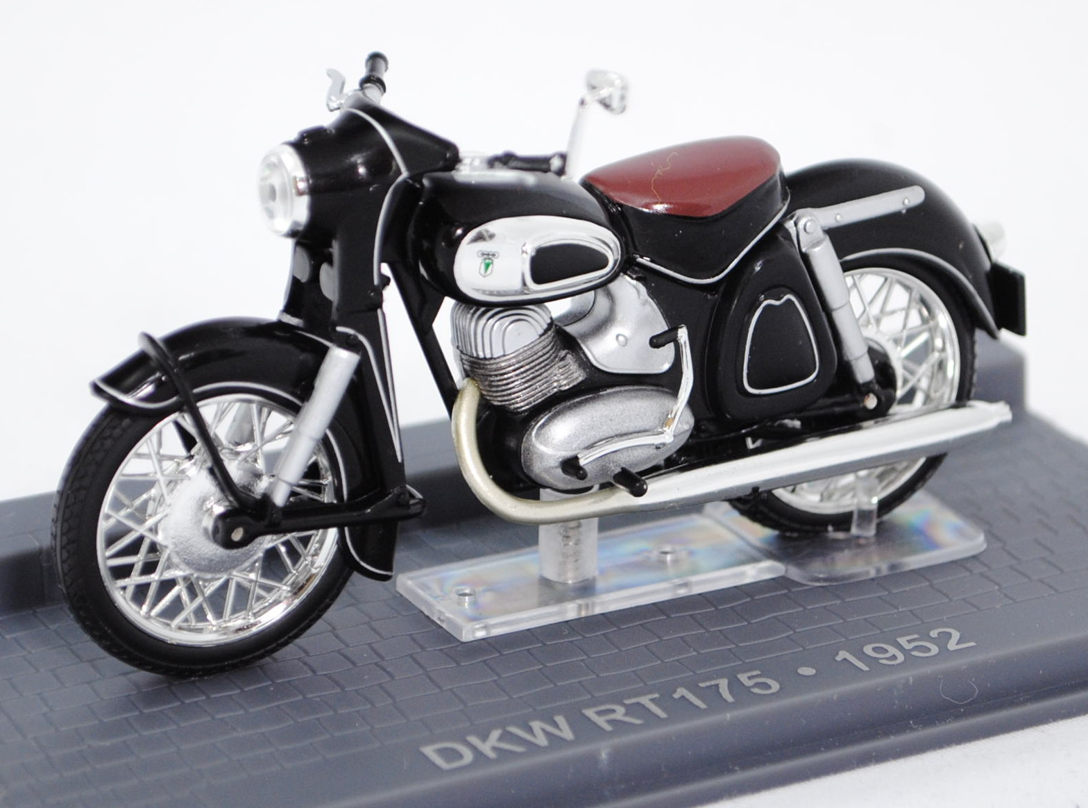 DKW RT 175 (Modell 1953-1955), Baujahr 1953, schwarz, Sitz dunkel-oxydrot, EDITIONS ATLAS Collection