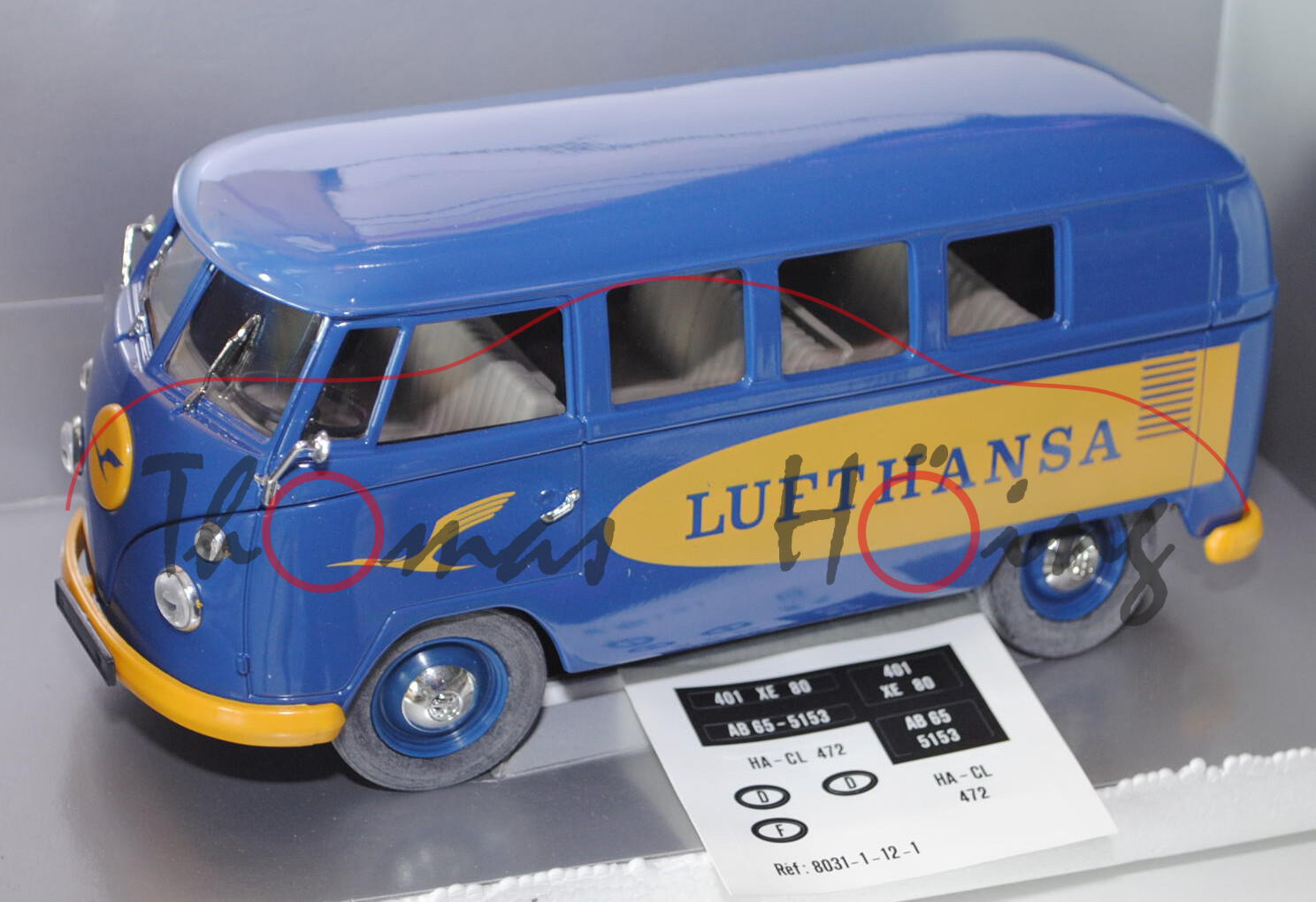 VW Transporter Kombi (Typ T1), Modell 1966, violettblau/honiggelb, LUFTHANSA, Heckklappe zu öffnen, 