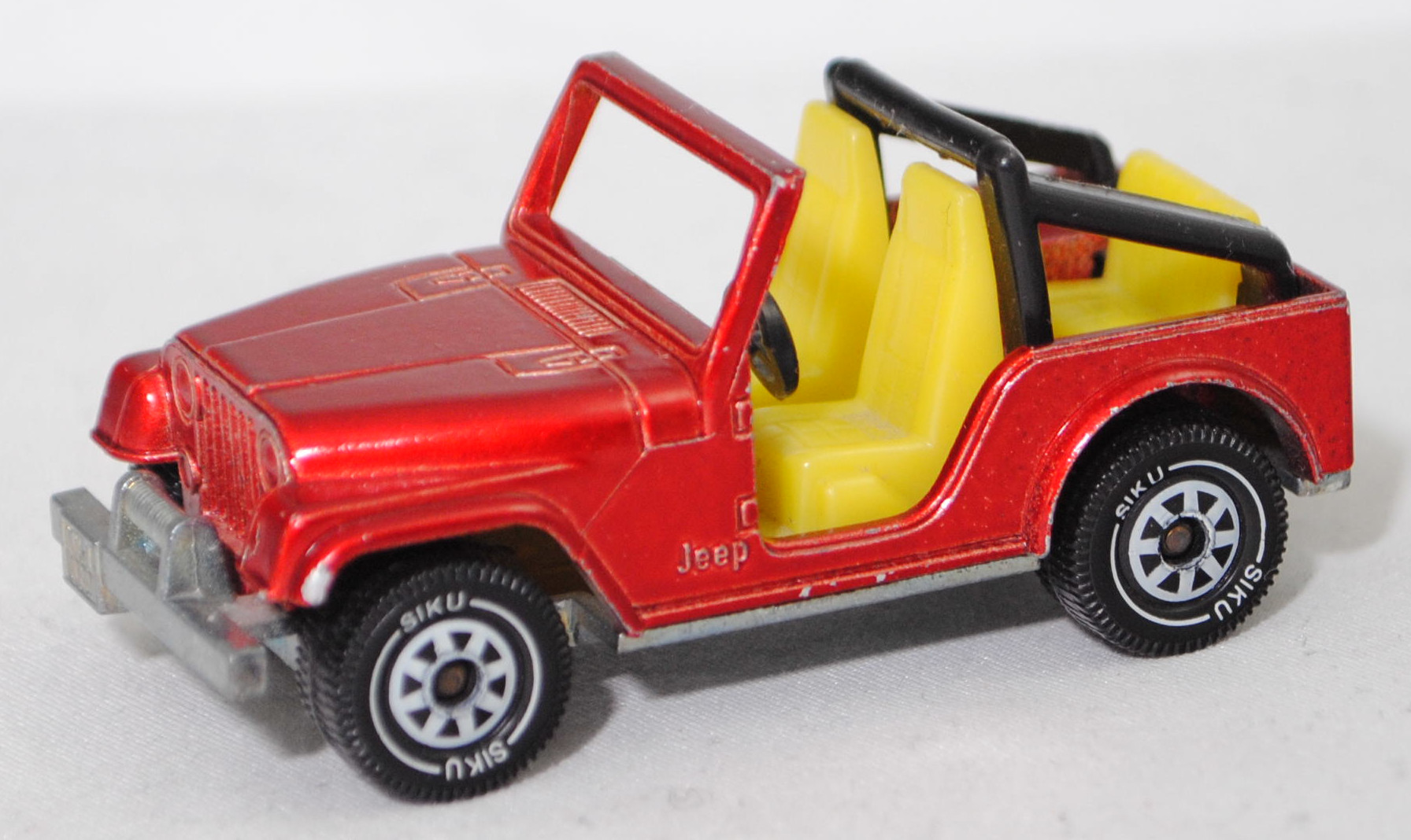 00004 Jeep CJ-5 2.5L (5. Generation, Modell 1979-1983), hell-rubinrotmetallic, innen schwefelgelb, Überrollbügel schwarz, B5, SIKU SUPER, 1:55, m-