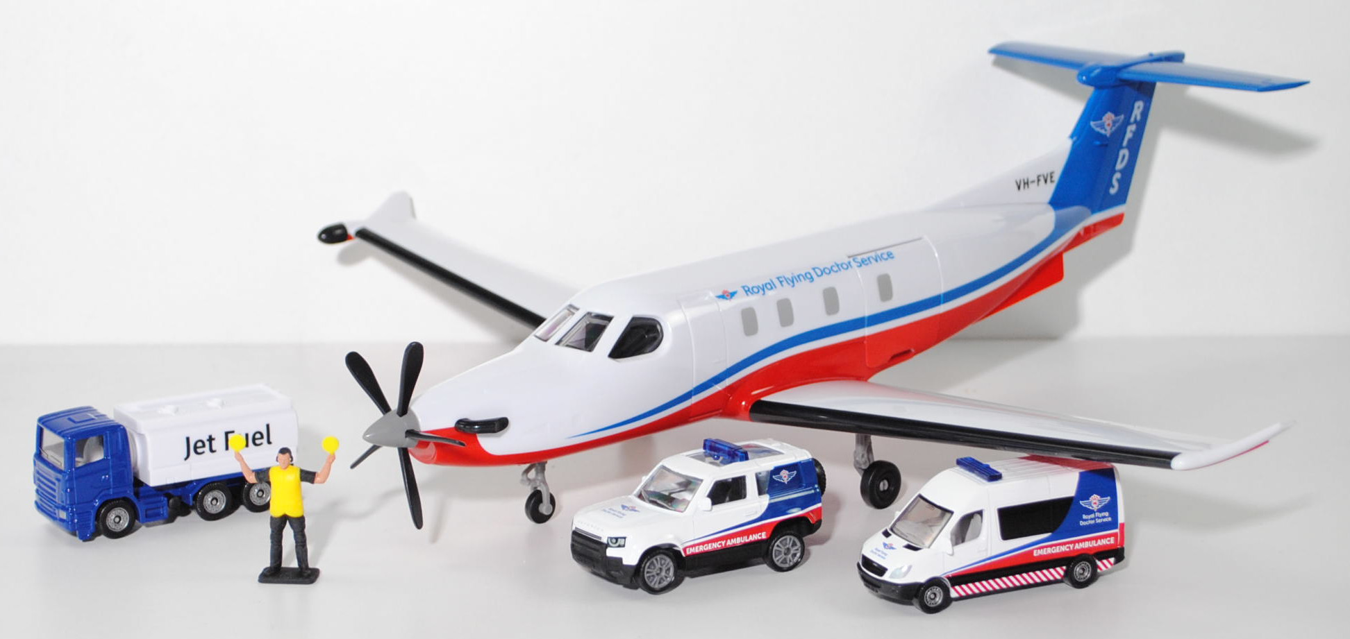 00000 Pilatus PC-12 PRO + Land Rover Defender 90 S Ambulance + Mercedes-Benz Sprinter II Ambulance + Scania R380 Tankwagen + Flight Line Marshaller, Royal Flying Doctor Service of Australia (RFDS),SIKU SUPER, L16nmpK