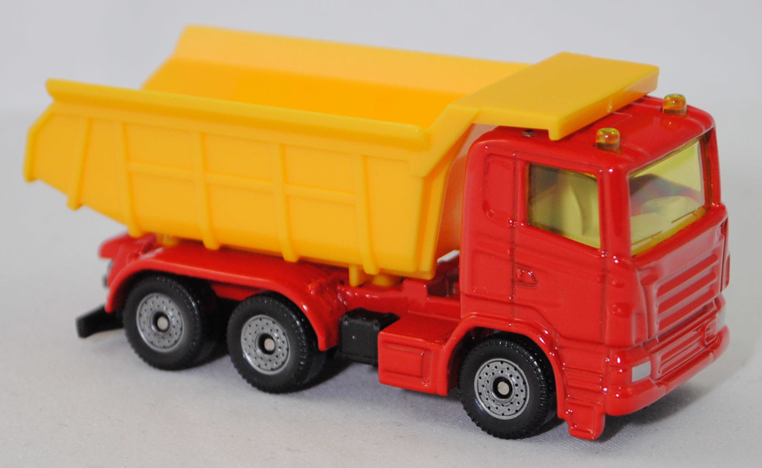 00001 Scania R380 (Baureihe R, Typ CR16, Day cab, Modell 2007-2009) LKW mit Kippmulde, verkehrsrot/verkehrsgelb, U-Bügels links, C36, SIKU SUPER, 1:89, P29f